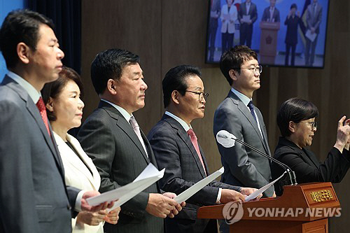 국민의힘 행정안전위원회 의원들이 26일 서울 여의도 국회 소통관에서 국정원 선관위 보안점검 관련 기자회견을 갖고 "국정원이 선거에 개입하려고 한다는 주장은 소가 웃을 일"이라고 밝혔다. 연합뉴스
